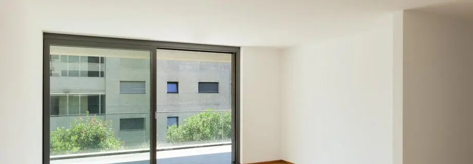 Moderne aluminium schuifpui in een strak interieur.