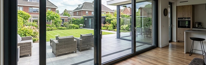Aluminium schuifpui aan een moderne woning