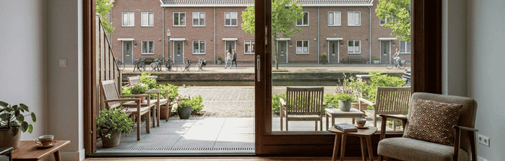 Kunststof hefschuifpui met brede glasdelen en lage onderdorpel.