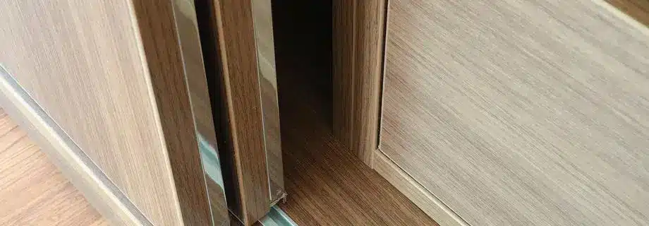 Detail van houtnerf bij een houten schuifpui.