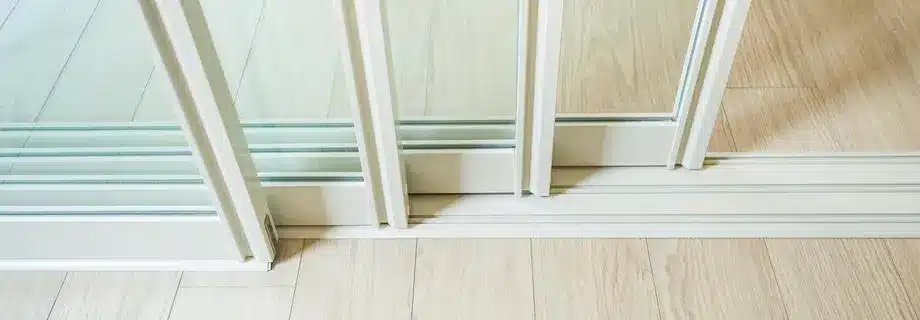 Schuifpui bij een woning met lage overgang naar de tuin.