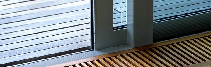 Detail van kozijn met helder isolatieglas en profiel